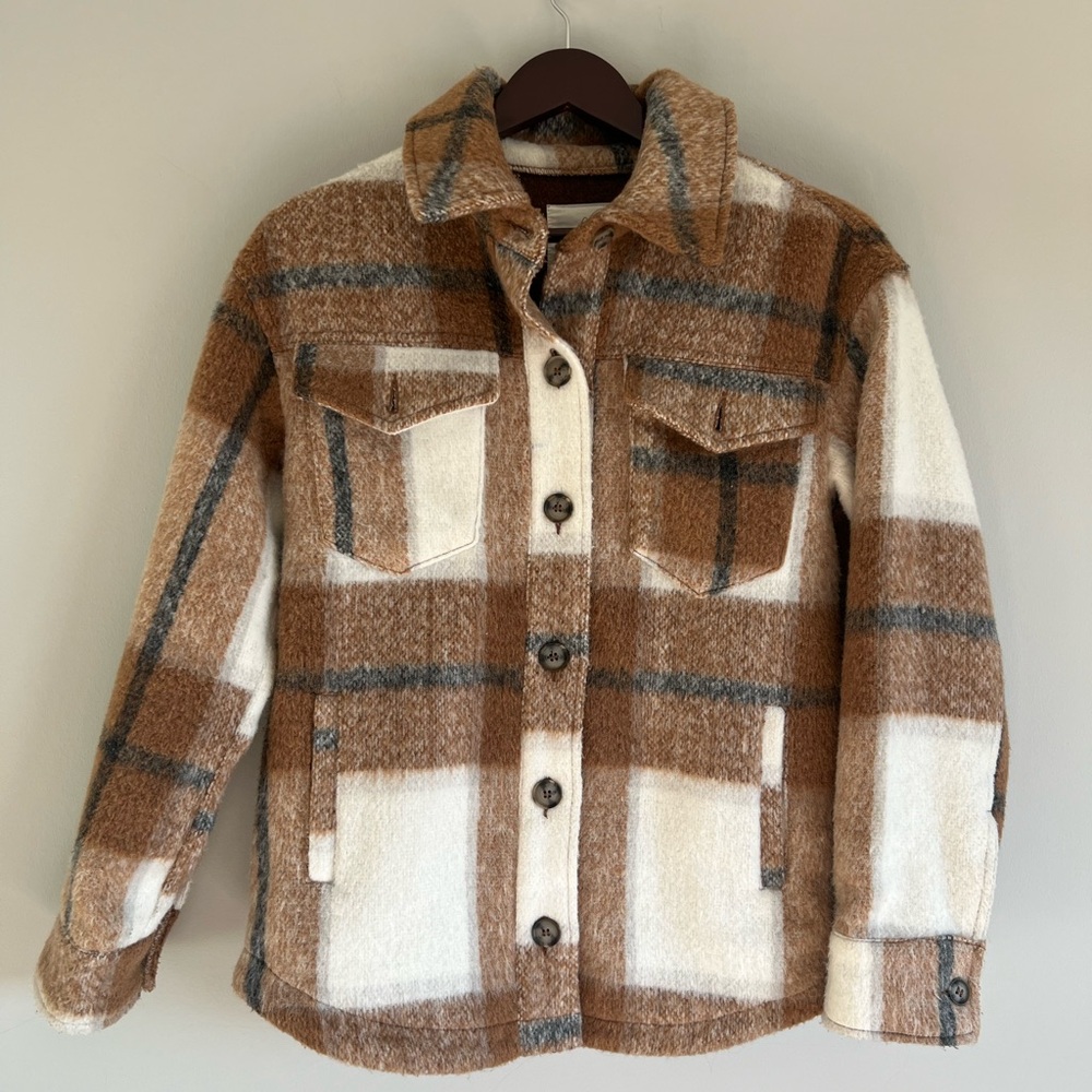 Fall warm jacket  women size XS used, like new 
Cream Checkered Pattern